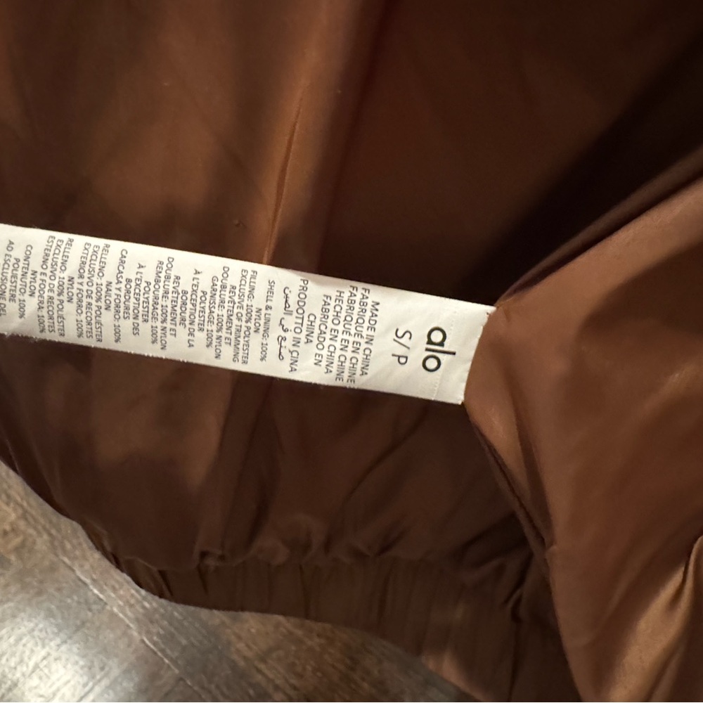 ALO Yoga Brown Quilted Puffer Jacket with Stand-Up Collar - Picture 4 of 10